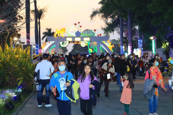 台灣燈會動物狂歡嘉年華吸引眾多參觀人潮