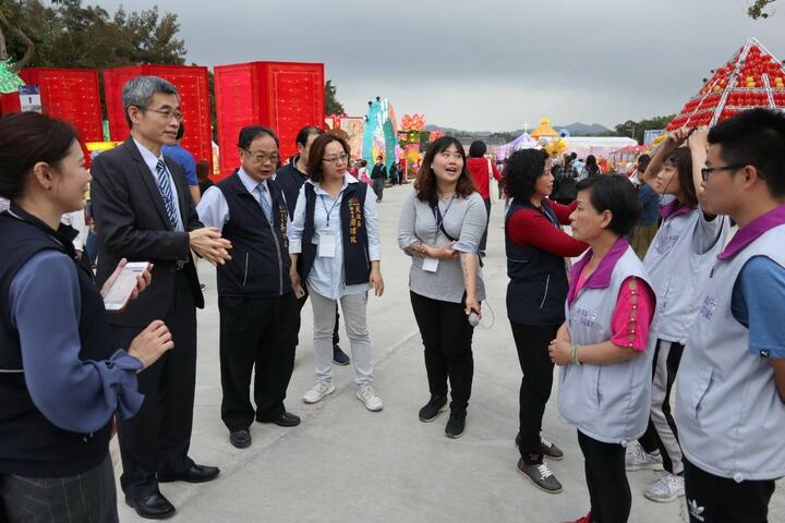 內政部移民署副署長梁國輝率領新住民發展基金委員等22人參訪新囍同歡燈區-市府民政局長吳世瑋代表接待