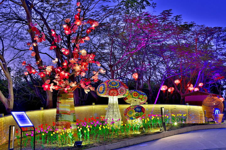 新社-綺麗花都燈區-運用鉤織藝術展現色彩鮮豔香菇造型燈組