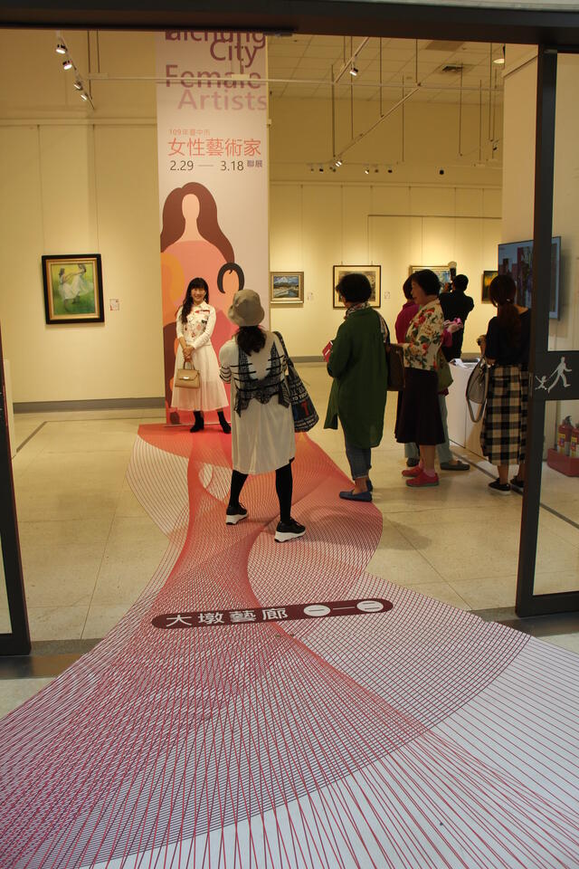 女性藝術家聯展展場布置網美牆-吸引民眾和藝術家駐足合影