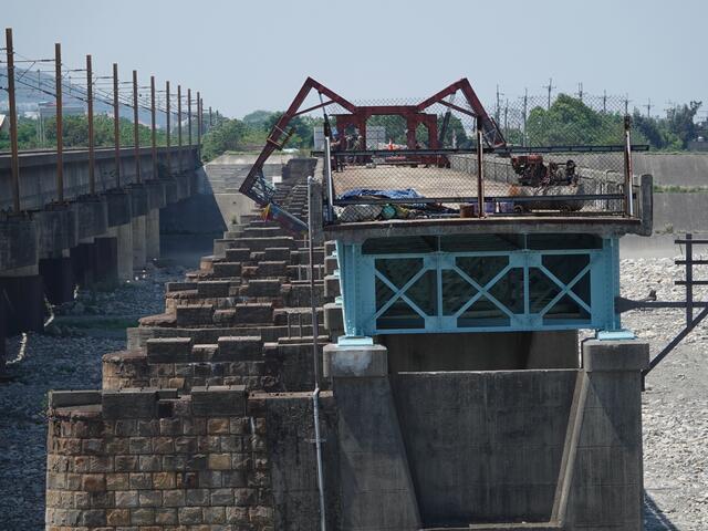 旧大安桥南侧-可见旧桥墩和桥梁结构-高空移动式工作车皆清晰可见