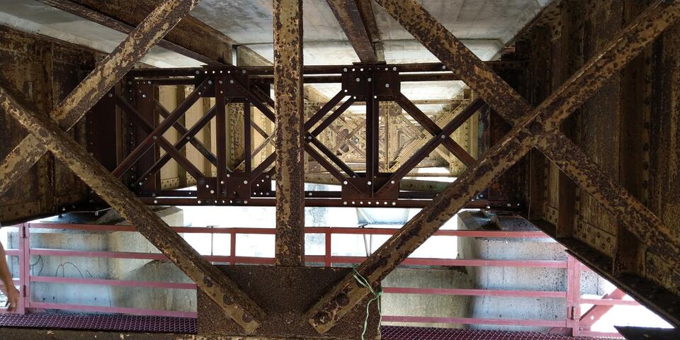 舊大安溪橋鋼鈑梁系統-修復前多有鏽蝕