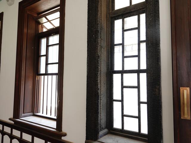 清水黄家瀞园前厅保留一樘经火灾而碳化的窗台-提醒古蹟管理维护的重要性.jpg