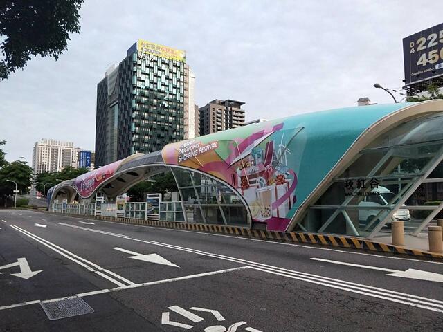 市府在台湾大道秋红谷公车专用道站体-彩绘台中购物节意象