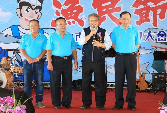 台中令狐副市长颁奖表扬80位模范渔民及5位渔会员工