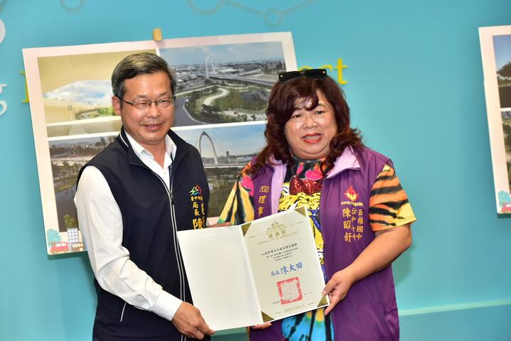 建设局长颁感谢状给台中市全人家长会长协会理事长陈昭舒