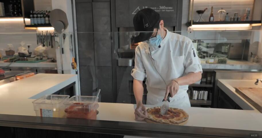 餐廳主廚現場示範披薩製作及烘烤