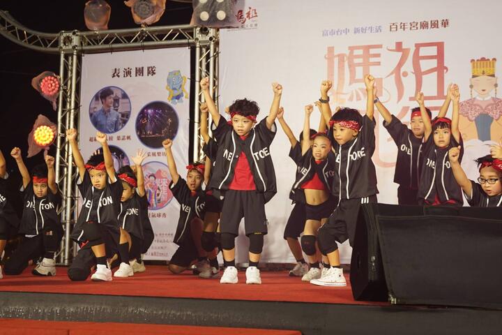 百年宫庙风华系列活动由台中市立案演艺团队-灵魂顽童舞蹈团-带来精彩演出