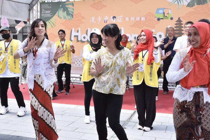 參與民眾加入表演-感受印尼文化