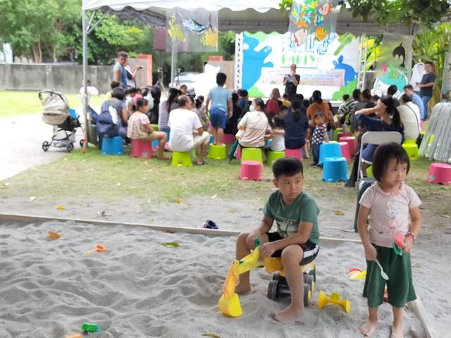 台中市家庭教育中心15日在清水海灣繪本館-神奇樹屋-舉行親職教育活動