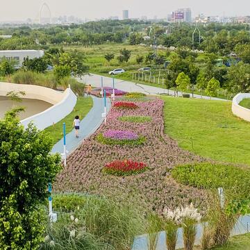 搭配公園內的特色步道及地景-歐風唯美花海彷彿置身仙境