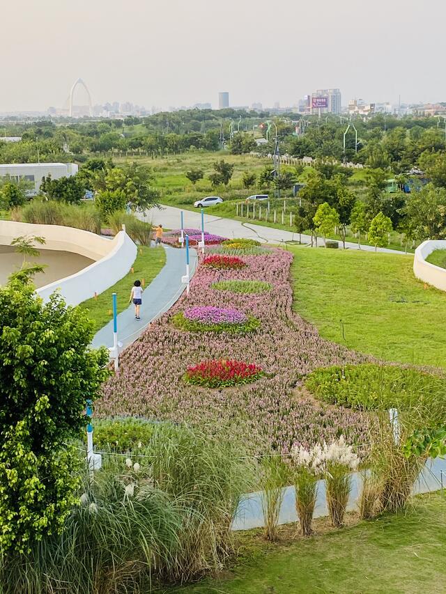 搭配公園內的特色步道及地景-歐風唯美花海彷彿置身仙境