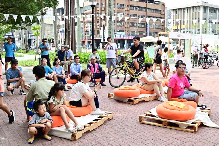 現場聆聽演唱的民眾