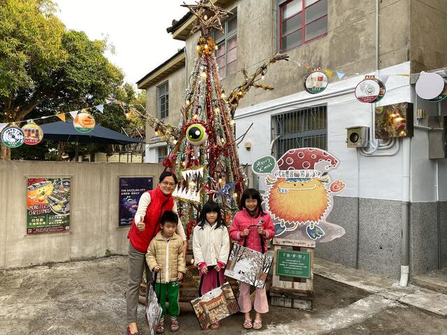 2019年聖誕活動民眾和怪獸聖誕樹拍照打卡