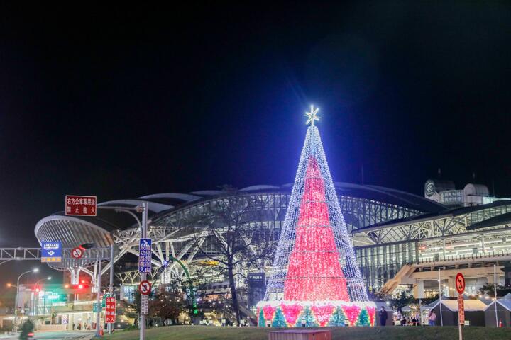 台中耶誕今晚點燈-11米高-禮讚之樹-照亮舊城夜空