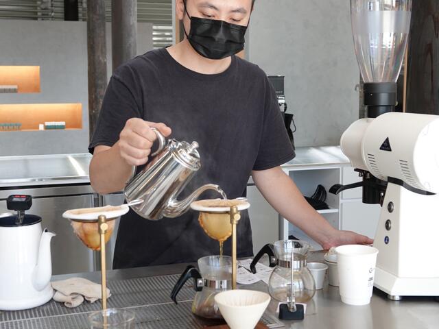 以每杯香氣獨特的茶咖啡呈現給每位顧客