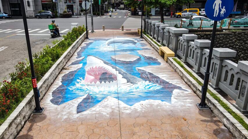3d彩繪以大口鯊魚衝出水面-畫面刺激緊張