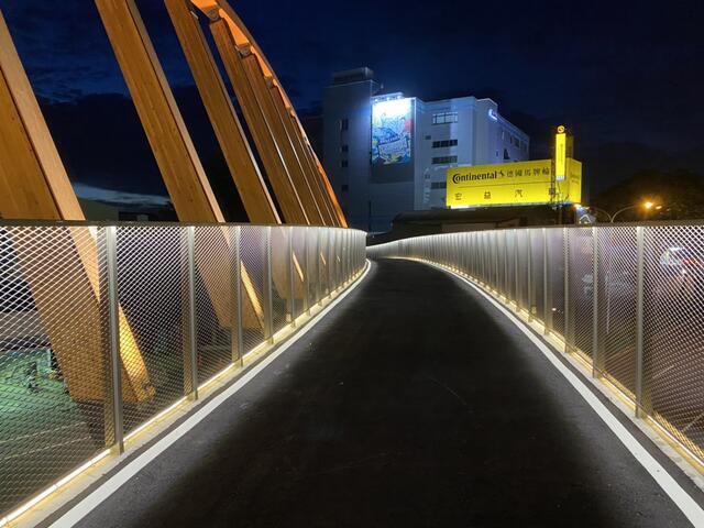 橋體欄杆以均勻的柔和燈光照明