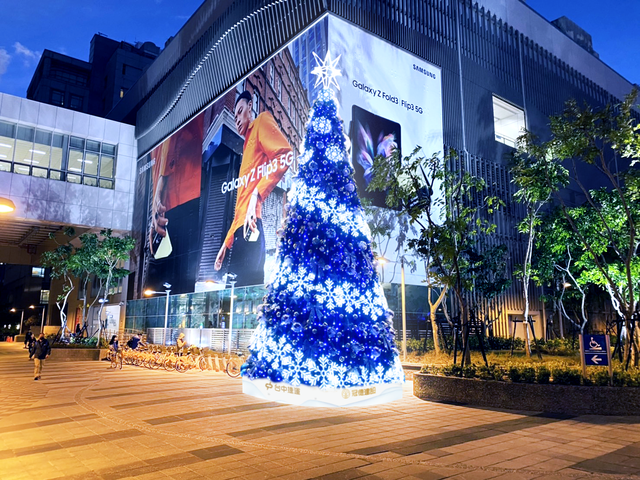 台中捷運公司與冠德建設共同在市政府站外打造10米高的夢幻聖誕樹