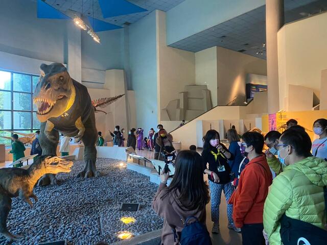 国立自然科学博物馆精心安排导览高人气-恐龙厅.