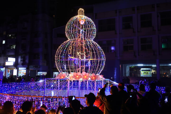 市長等人一起點亮高7公尺-寬3公尺絢爛的巨大葫蘆主題燈