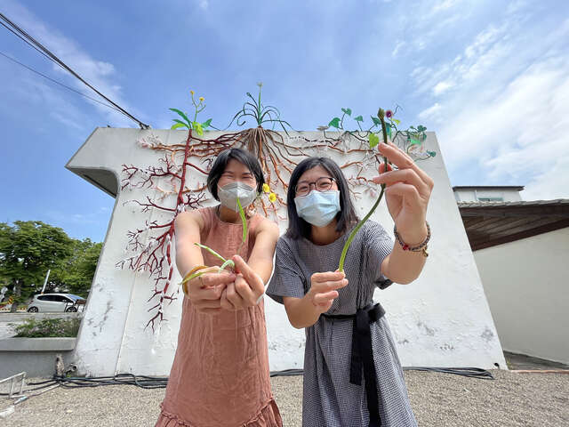 藝術家林資芬-左-和吳宜靜-右-詮釋植物豐富的生命力-作品-地下森林-根系與菌根