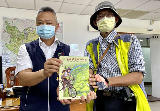 霧峰區長陳宗祈-左-邀請撰寫-霧峰最美的18公里-旅遊手冊的陳永進