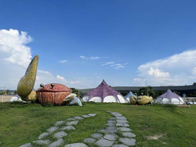 高美濕地遊客中心露營場預計設置27組4人帳篷-外觀採藍-紫與白色風格呼應高美濕地藍天海景