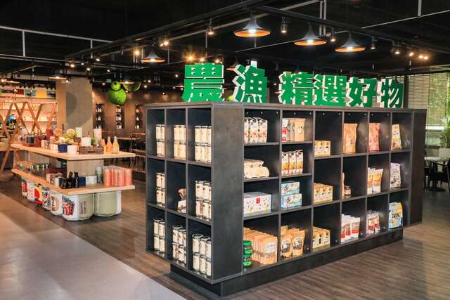 台灣農漁業物產館展示並販售在地優質菇蕈及各項農產品研製而成的食品-生技產品