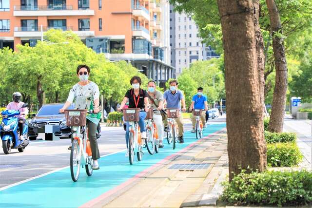 騎乘新上路的電輔車與youbike-跟著台中市西屯區公所的手繪旅行地圖走訪-環保又能休閒