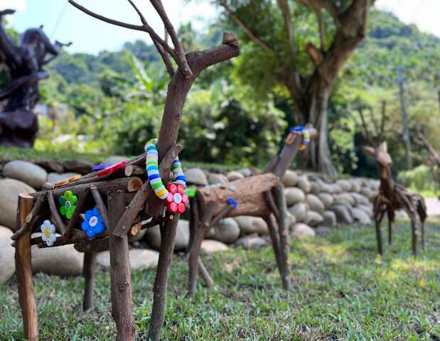 藝術家張育瑋與居民共創作品-群躍-以回收物和樹枝製作水鹿群像-回應昔日群鹿奔驣