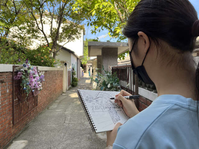 中港高中國中部美術班學生在眷村文化節到清水眷村進行速寫活動