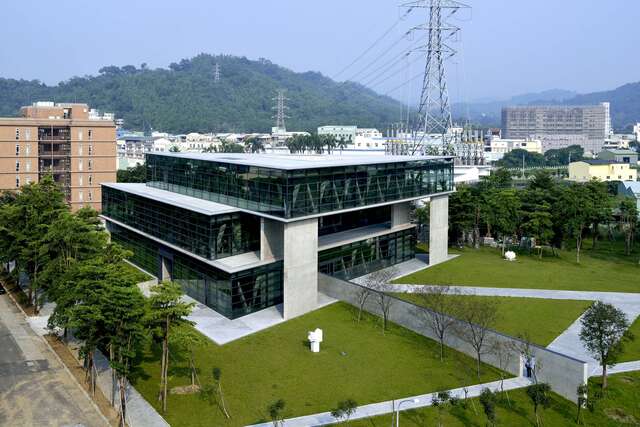 普立茲克建築獎得主安藤忠雄-ando-tatao-設計的全世界第一座校園美術館建築