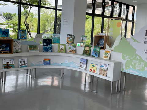 以環境教育為特色的上楓圖書館與誠品書店合作展出生態書展