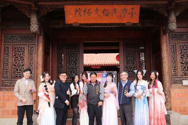 台湾民俗文物馆开幕式贵宾与汉服体验网美合照