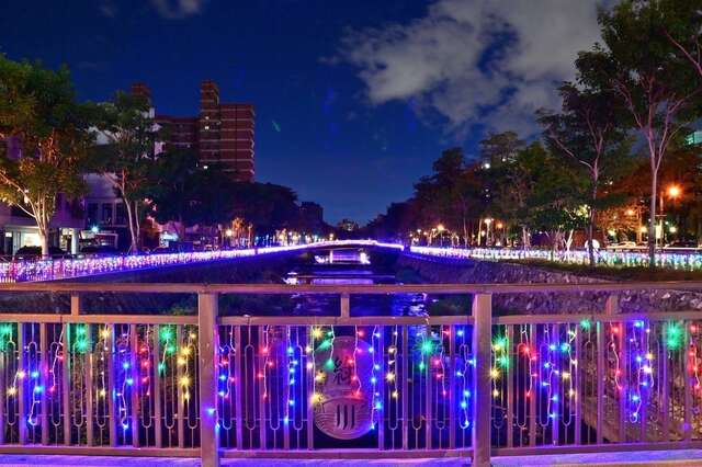 台中市政府水利局今年於南区绿川兴大段巧思设置灯饰