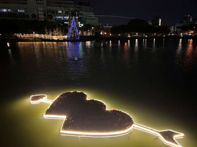 星泉湖双心造型浮岛点缀灯饰