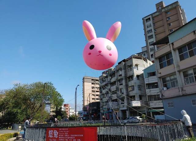 台中市繁荣葫芦墩促进会於丰原国小前设立-悠兔-造型气球升空
