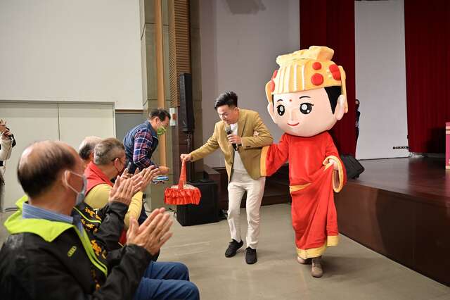 台中妈祖国际观光文化节记者会宝岛神很大主持人香蕉带领妈祖婆发喜糖给贵宾