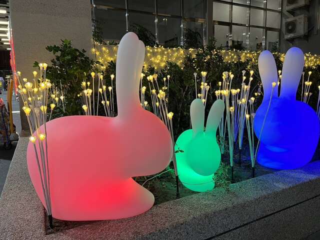 台中市政府交通局在丰原转运中心设置马卡龙色系的兔型变色灯-民众直呼-卡哇伊