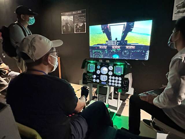 民眾體驗中央公園遊客中心戰鬥機模擬飛行