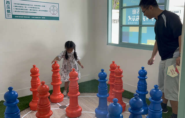 清水眷村文化園區9月推出主題特展-打開客廳的方式-家長陪著小朋友玩西瓜棋