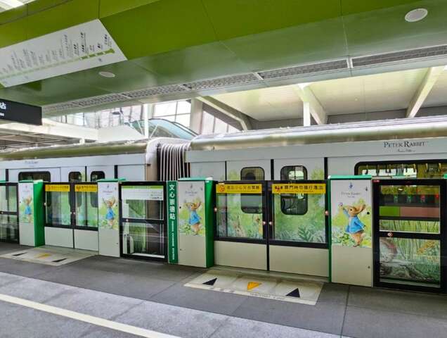 台中捷運車站月台門也有比得兔裝飾