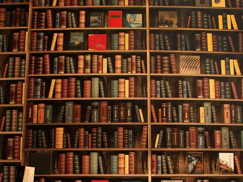 藝享800主題書牆展現大墩文化中心40年出版近800冊藝文圖書