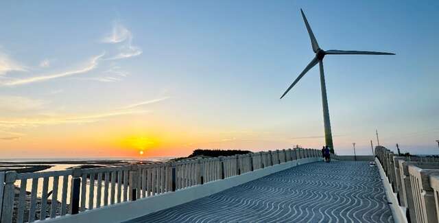 在海翁橋能看到美麗濱海夕陽-搭配風電設施-成為絕美的拍照打卡景點