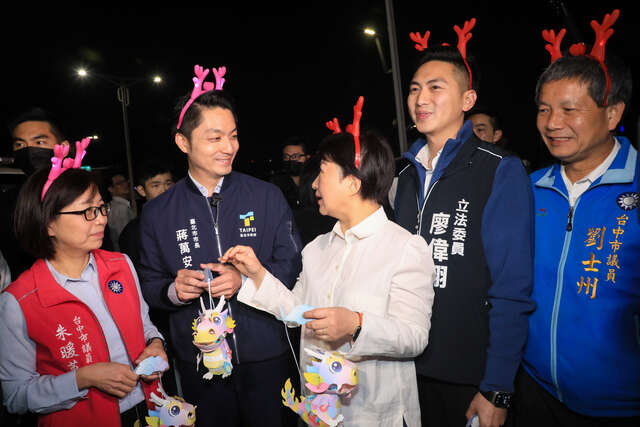 市長盧秀燕今-22-日邀請台北市長蔣萬安戴上龍角-提著馬卡龍小提燈同遊燈會