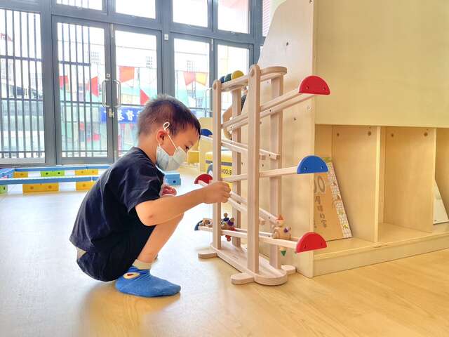 親子館提供0-6歲嬰幼兒分齡遊戲空間