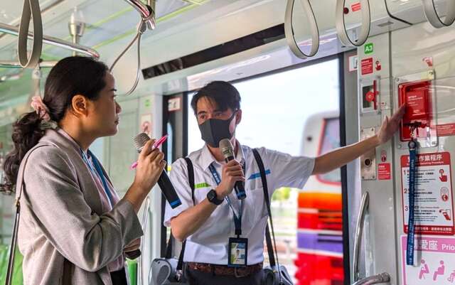 中捷导览人员在车体模型内说明如何使用安全设备