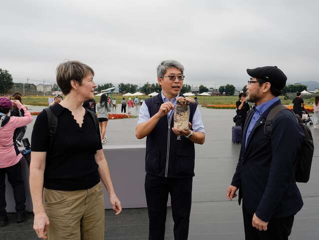 观旅局陈育正副局长介绍香菇太空包永续利用-复制