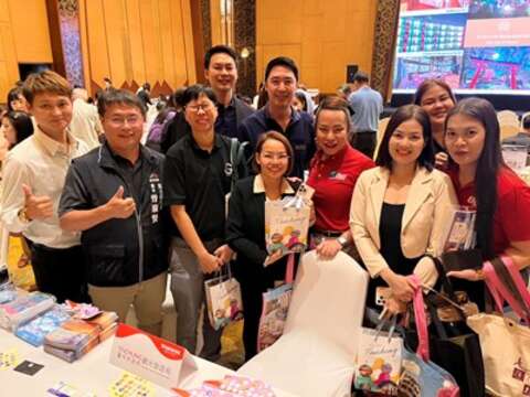 推廣會上與泰國業者合影